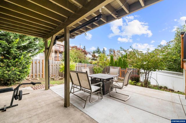 38 Sweden Cir, Silverton, OR 97381