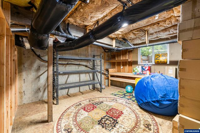 38 Sweden Cir, Silverton, OR 97381