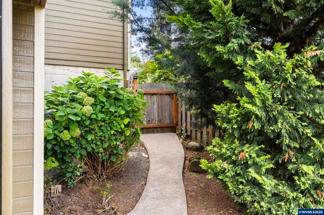 38 Sweden Cir, Silverton, OR 97381