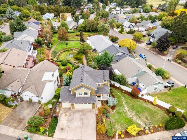 38 Sweden Cir, Silverton, OR 97381