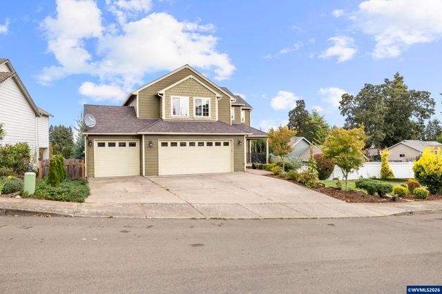 38 Sweden Cir, Silverton, OR 97381