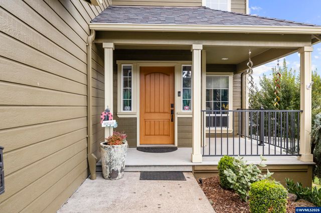 38 Sweden Cir, Silverton, OR 97381