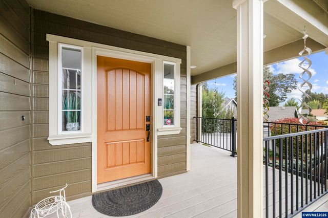 38 Sweden Cir, Silverton, OR 97381