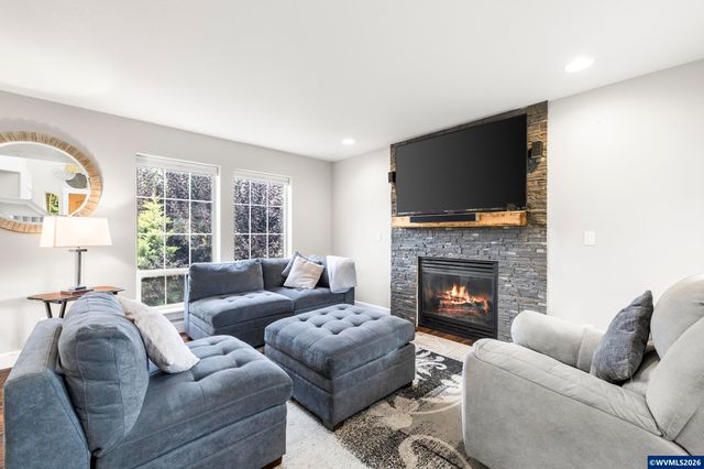 38 Sweden Cir, Silverton, OR 97381