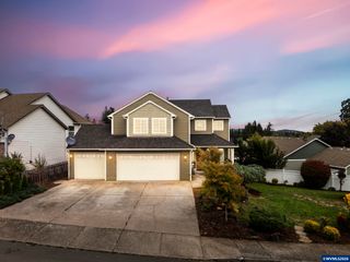 38 Sweden Cir, Silverton, OR 97381