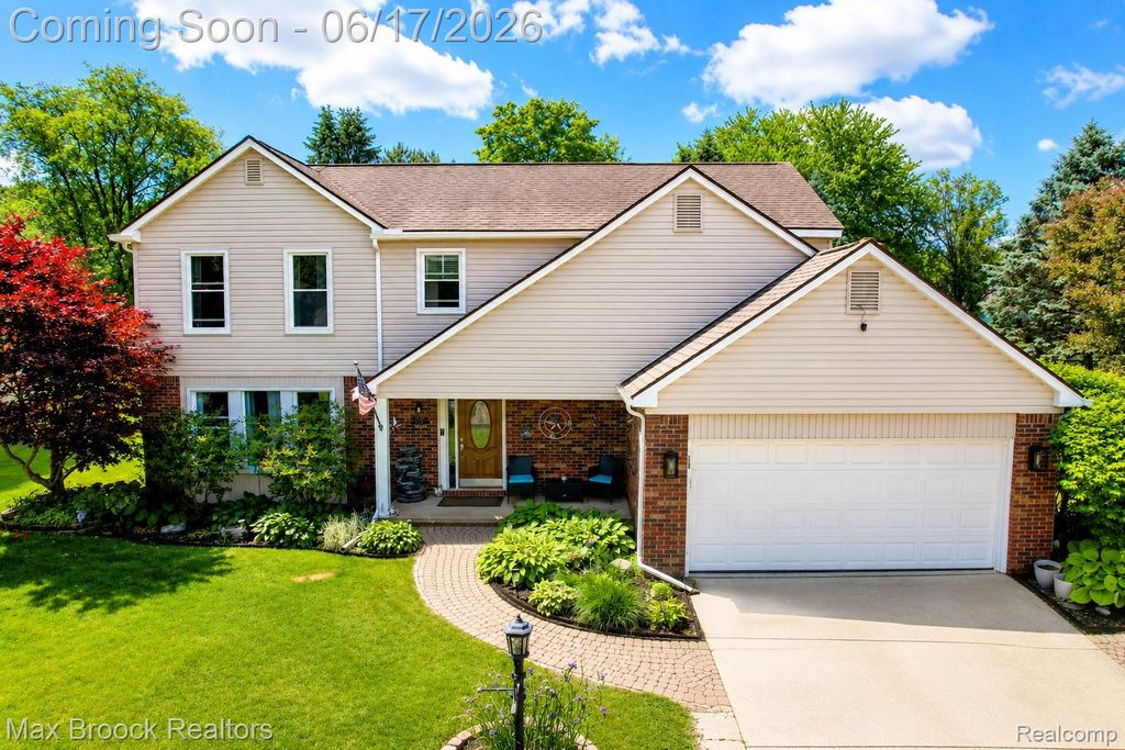 8952 Cynthia Court, Commerce Charter Township, MI 48382