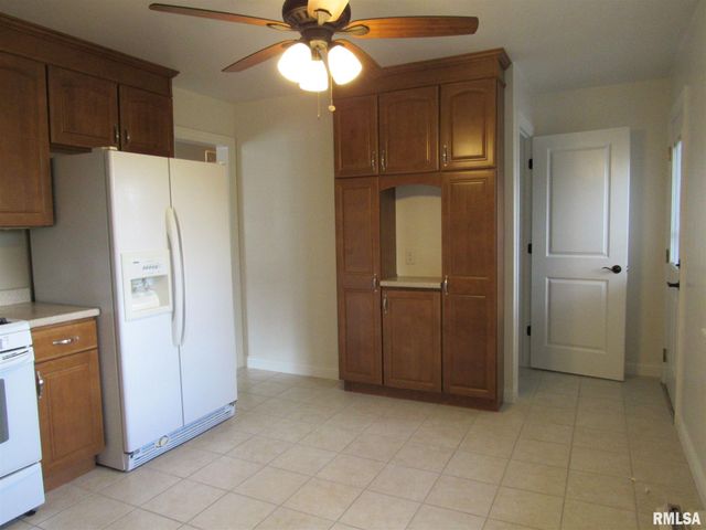 233 MANOR Drive, Riverdale, IA 52722