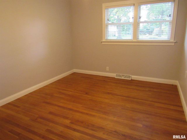 233 MANOR Drive, Riverdale, IA 52722