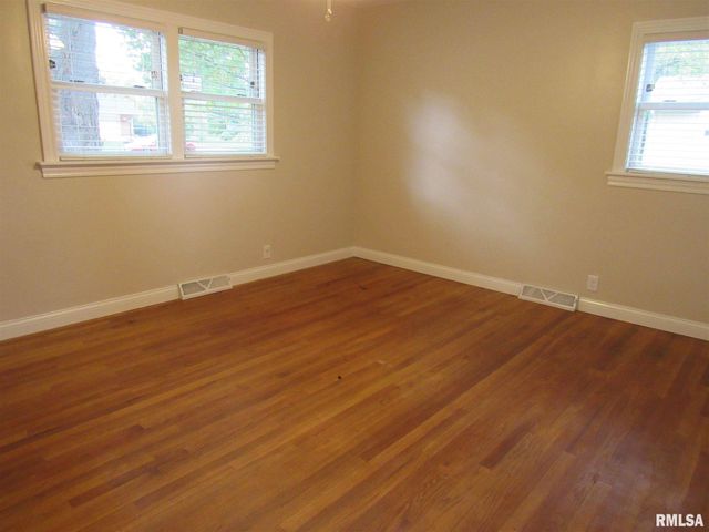 233 MANOR Drive, Riverdale, IA 52722