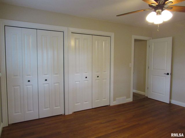 233 MANOR Drive, Riverdale, IA 52722