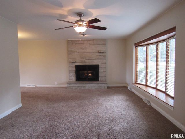 233 MANOR Drive, Riverdale, IA 52722