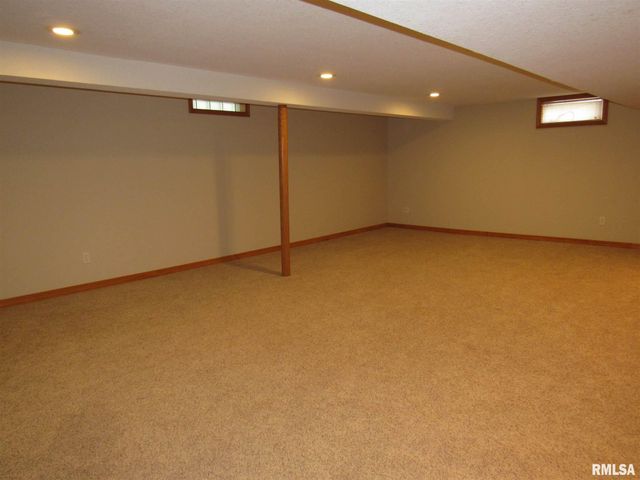 233 MANOR Drive, Riverdale, IA 52722