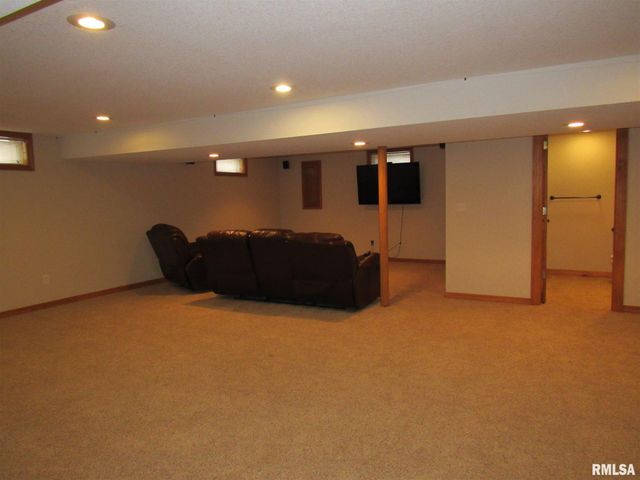 233 MANOR Drive, Riverdale, IA 52722