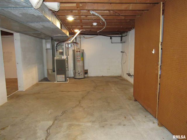 233 MANOR Drive, Riverdale, IA 52722