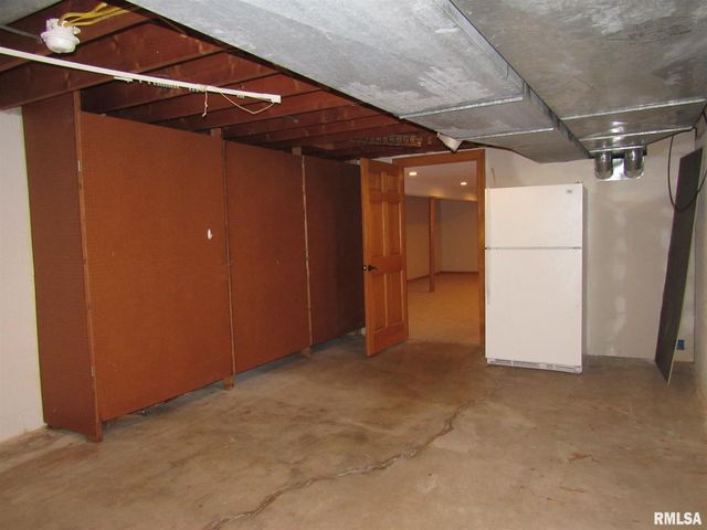 233 MANOR Drive, Riverdale, IA 52722