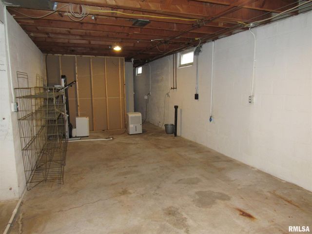 233 MANOR Drive, Riverdale, IA 52722