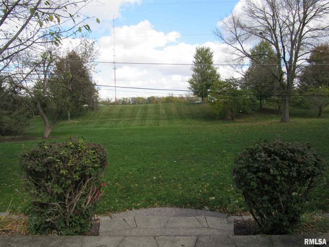 233 MANOR Drive, Riverdale, IA 52722