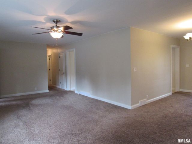 233 MANOR Drive, Riverdale, IA 52722