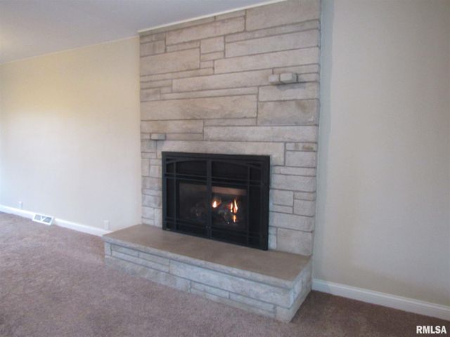 233 MANOR Drive, Riverdale, IA 52722