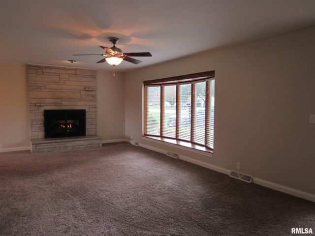 233 MANOR Drive, Riverdale, IA 52722