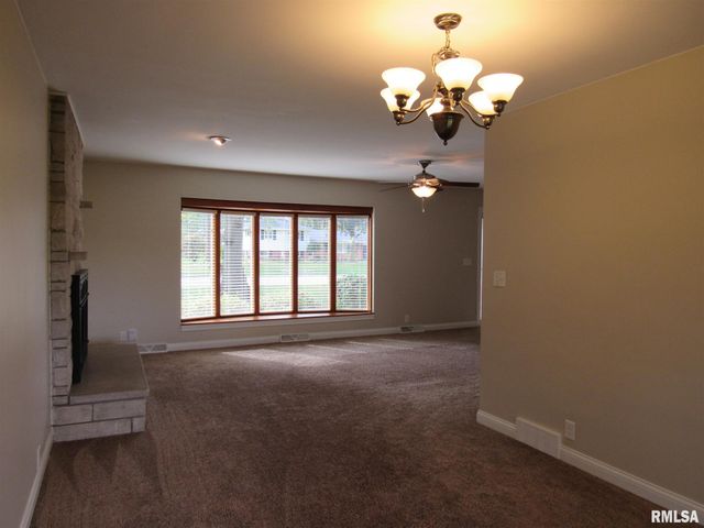 233 MANOR Drive, Riverdale, IA 52722