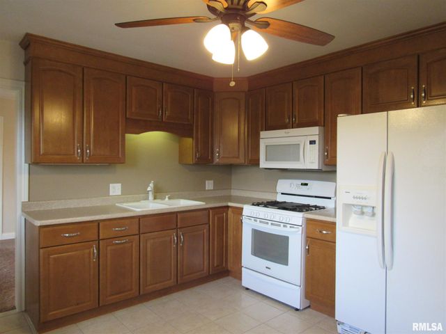 233 MANOR Drive, Riverdale, IA 52722