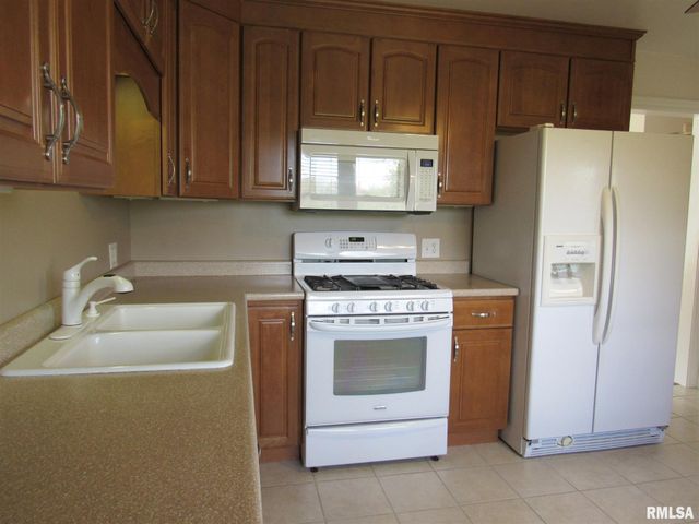 233 MANOR Drive, Riverdale, IA 52722