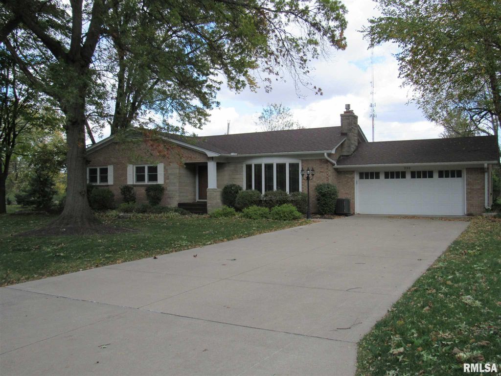 233 MANOR Drive, Riverdale, IA 52722
