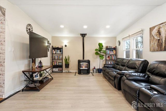 23 Mark Drive, High Bridge, NJ 08829