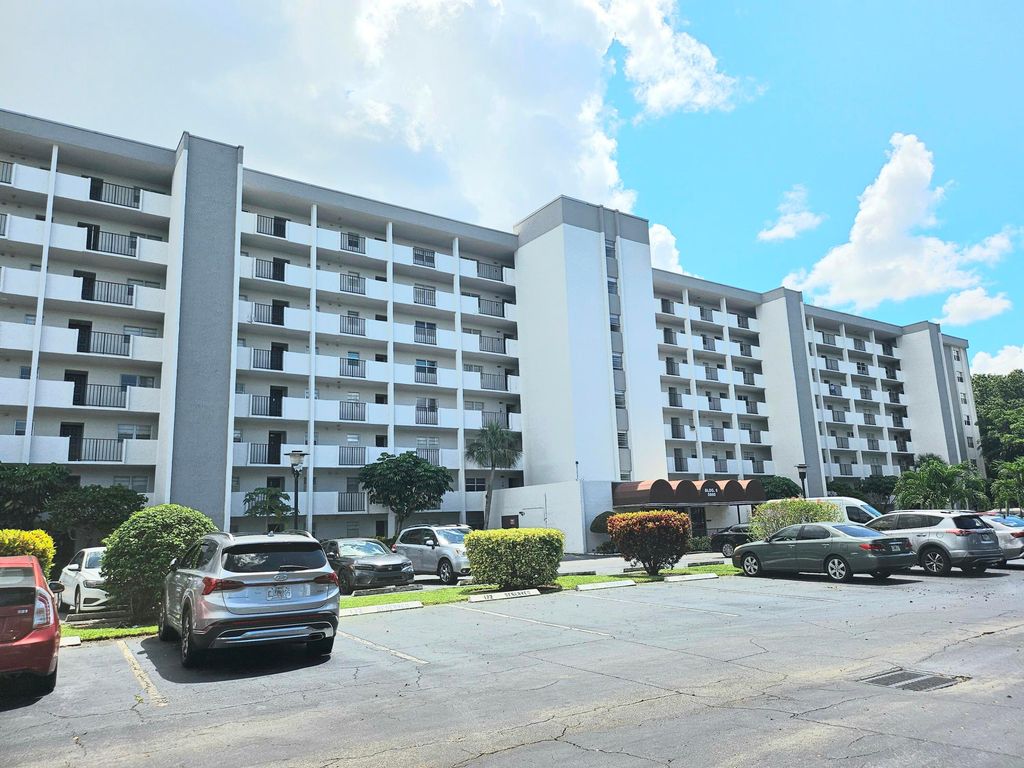 5860 NW 44TH Street 412, Lauderhill, FL 33319