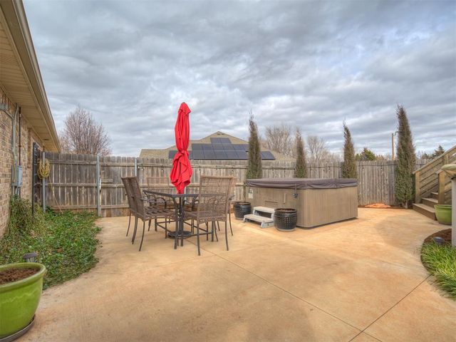 536 W Shadow Ridge Way, Mustang, OK 73064