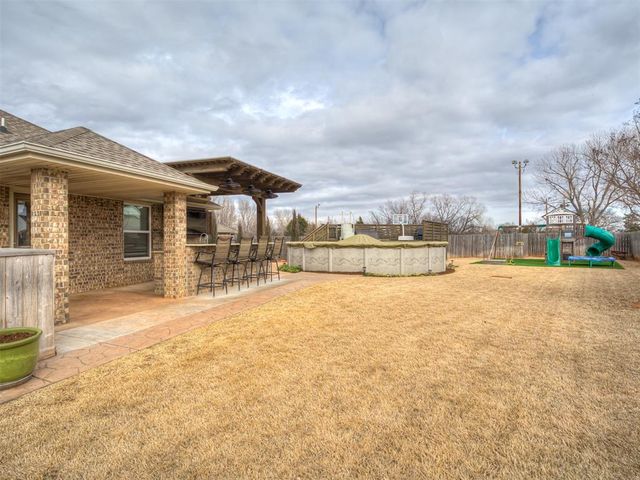 536 W Shadow Ridge Way, Mustang, OK 73064