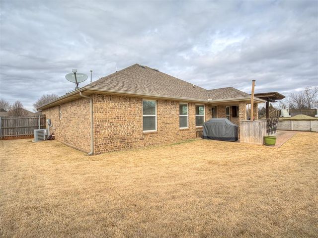 536 W Shadow Ridge Way, Mustang, OK 73064
