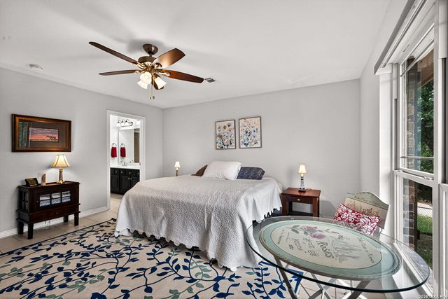 142 HARBOUR VW, Lakehills, TX 78063