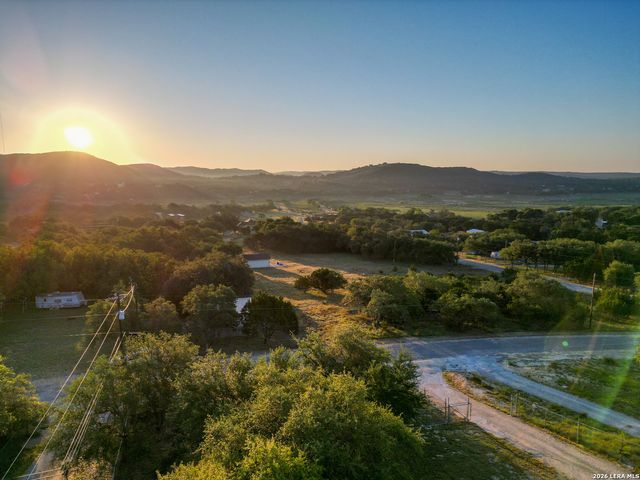 142 HARBOUR VW, Lakehills, TX 78063