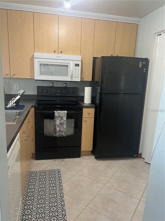 Image 7 of property listing at 2528 WOODGATE BOULEVARD 201, Orlando, FL 32822