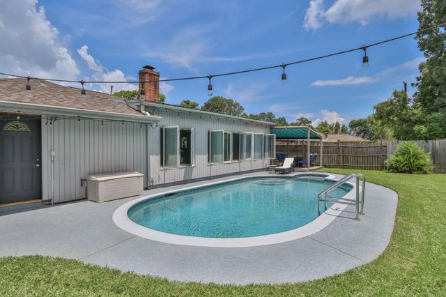 502 Wildwood Drive, Seabrook, TX 77586