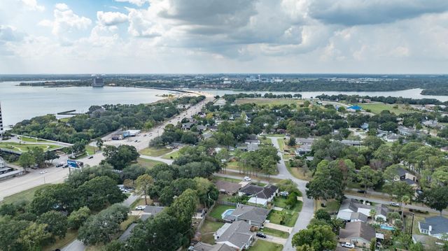 502 Wildwood Drive, Seabrook, TX 77586