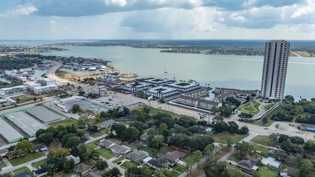 502 Wildwood Drive, Seabrook, TX 77586