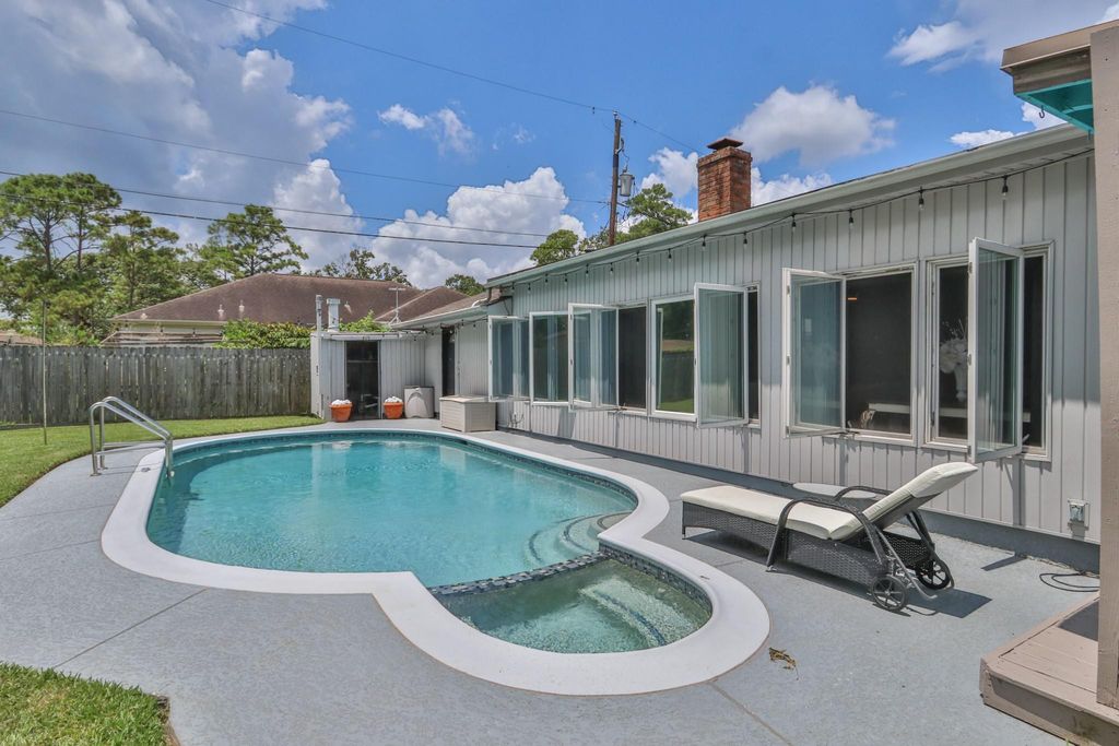 502 Wildwood Drive, Seabrook, TX 77586