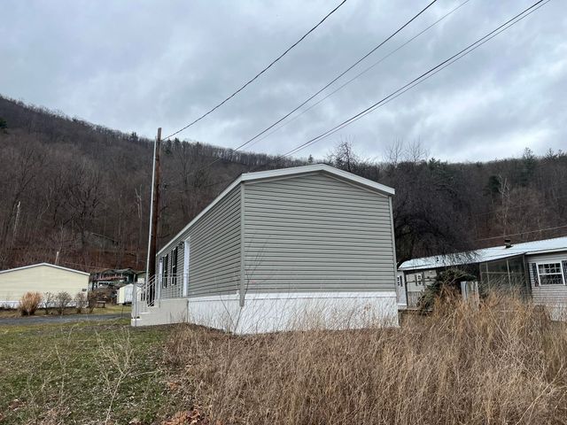 15 Blake Drive, Pownal, VT 05261