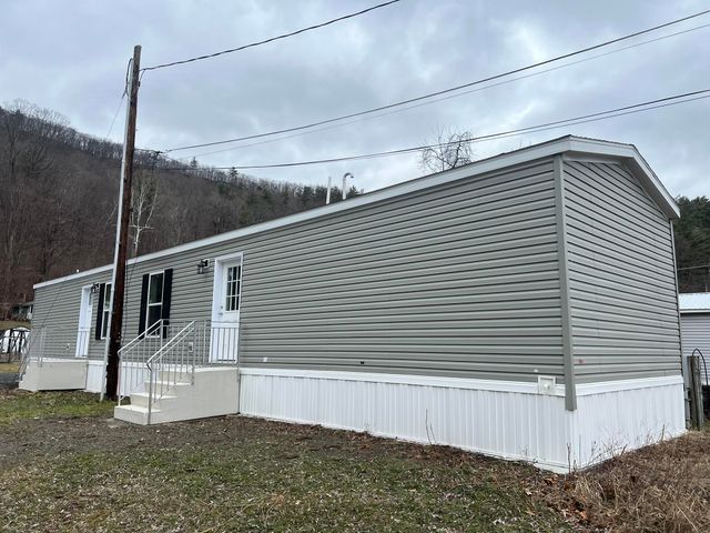 15 Blake Drive, Pownal, VT 05261