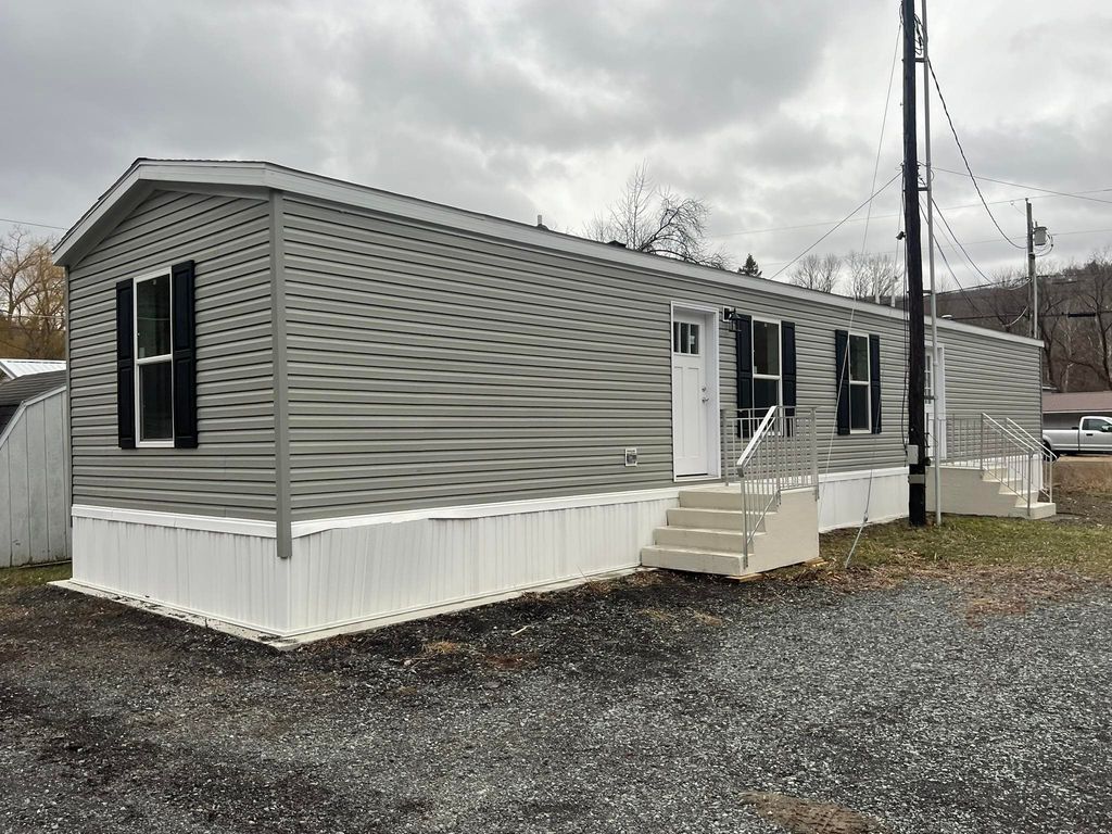 15 Blake Drive, Pownal, VT 05261