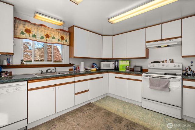 806 California Street, Raymond, WA 98577