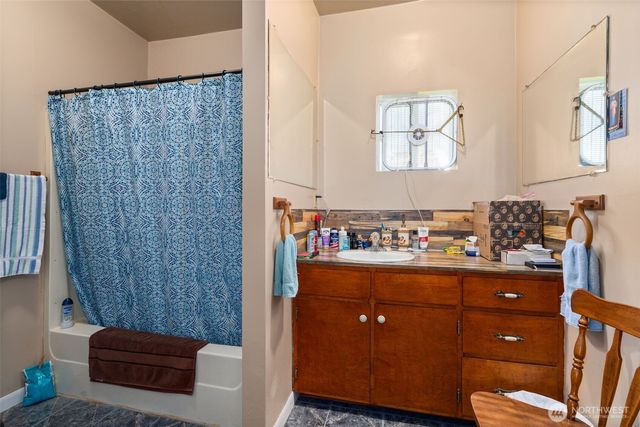 806 California Street, Raymond, WA 98577