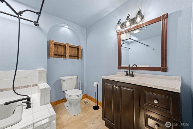 3560 NE Arrowhead Drive, Bremerton, WA 98311