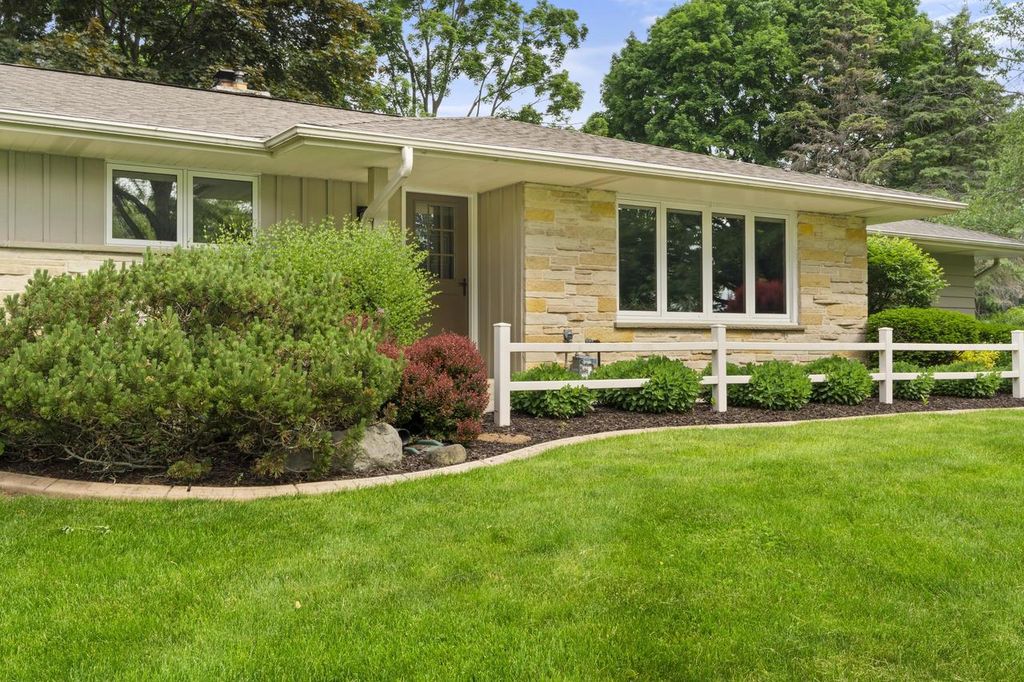 18415 Countryside COURT, Brookfield, WI 53045