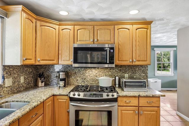 28 Hampden Ave, Burlington, MA 01803