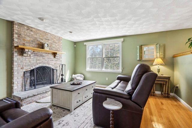 28 Hampden Ave, Burlington, MA 01803