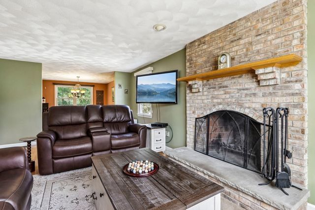 28 Hampden Ave, Burlington, MA 01803